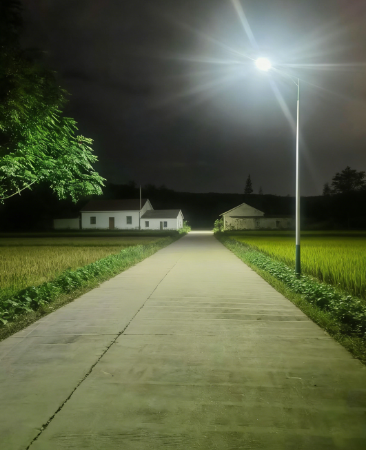 山乡夜路明：六盘水的太阳能路灯点亮振兴路